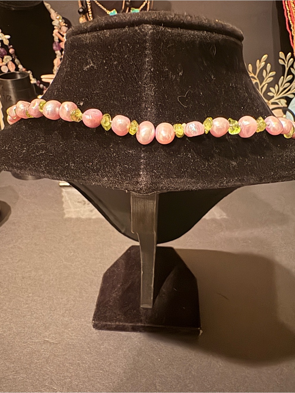 Choker Necklace Natural Pink Pearls with Green Peridot Spacers - Picture 3 of 4